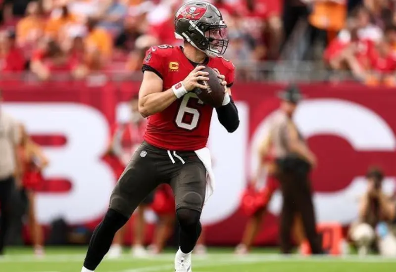 Los Bucaneros de Tampa Bay mantienen vivas sus esperanzas en la NFL, luchando por un lugar en los playoffs durante un partido crucial.