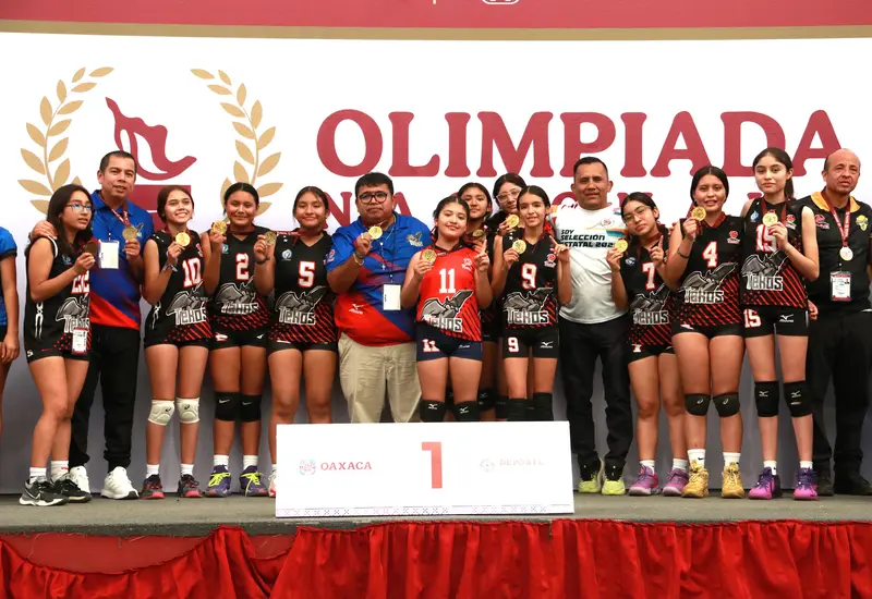 El equipo de voleibol Tekos de Juchitán mostrando su dominio en la cancha durante el partido final de la Olimpiada.