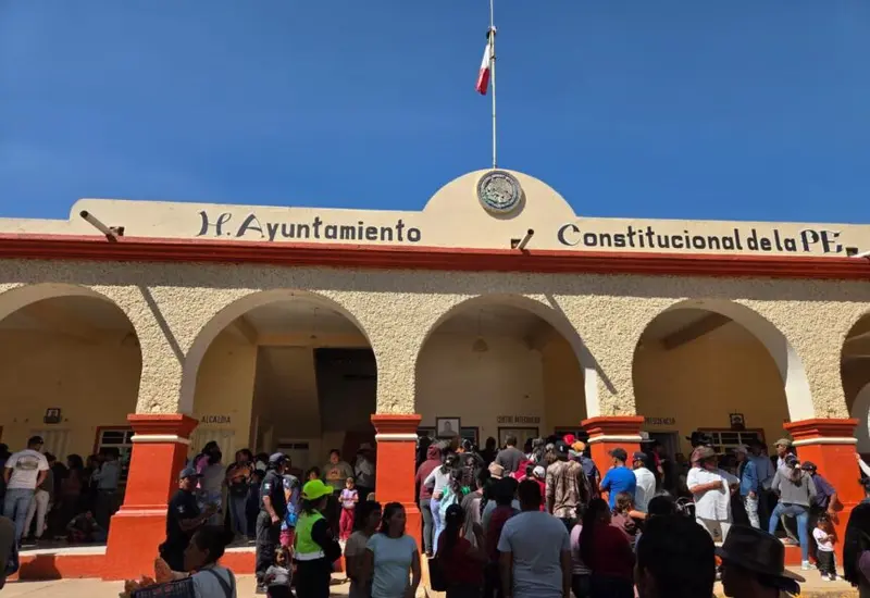 Nuevas autoridades municipales levantan la mano para rendir protesta, marcando el inicio de su gestión en uno de los 397 ayuntamientos.