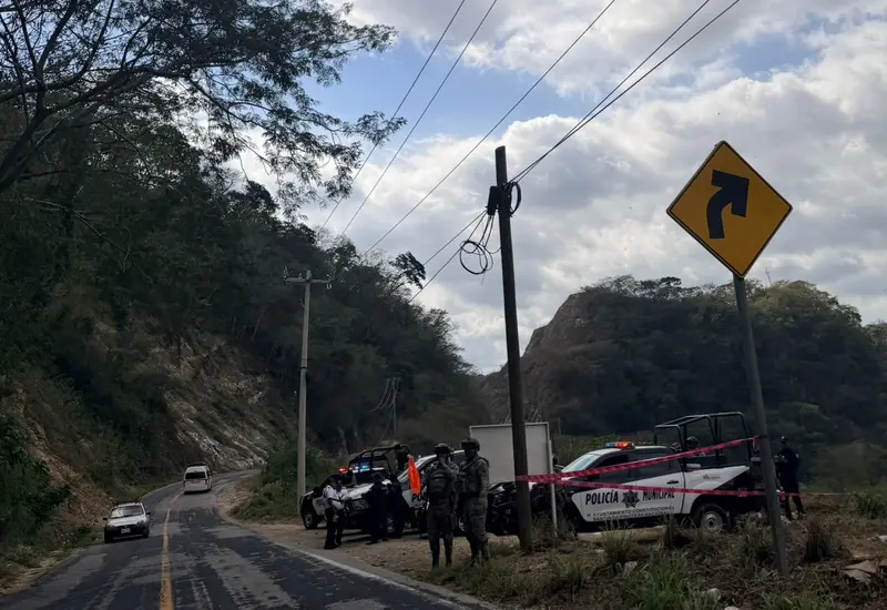 Los restos del joven asesinado en la localidad de Río La Arena son trasladados en un féretro hacia el panteón municipal.