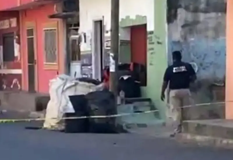Escena del crimen donde tres personas fueron asesinadas el jueves dentro de un domicilio en la ciudad de Juchitán de Zaragoza, Oaxaca.