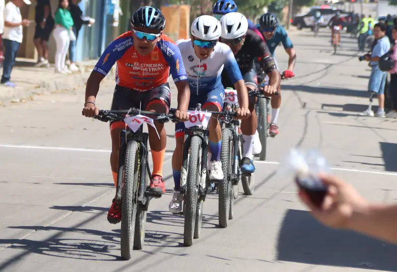 Un gran número de ciclistas compitiendo en la carrera donde Ulises Wilches y Fanny Martínez resultaron triunfadores del evento deportivo.