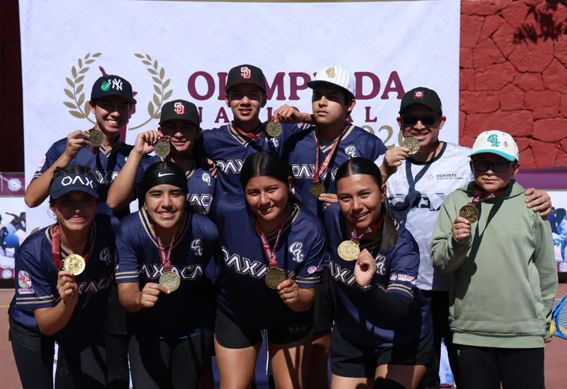 El equipo de Valles celebra su victoria contundente en el torneo de Beisbol 5, asegurando su clasificación para la competencia Regional.