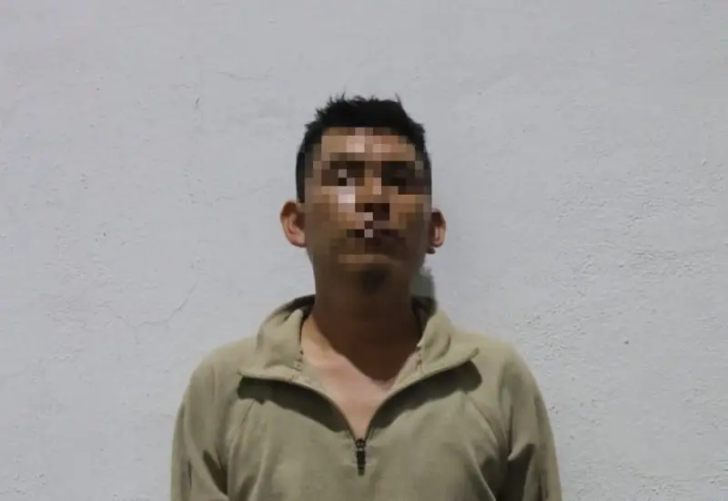 El vendedor señalado como agresor es detenido por la policía momentos después de apuñalar a un cliente en un bar del Centro.
