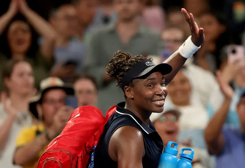 La tenista Venus Williams en la cancha durante el Abierto de Australia, un capítulo histórico en el que estableció una nueva marca.