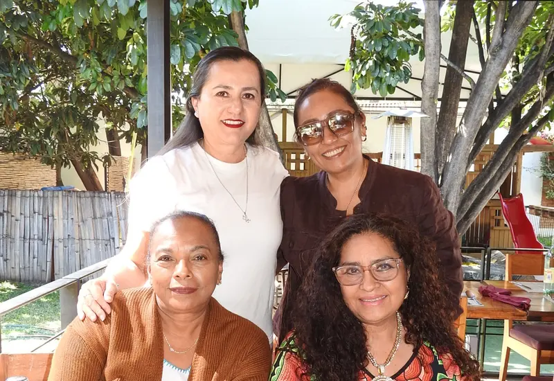 Virgen Sol Castellanos Toledo celebra su cumpleaños en Oaxaca, sonriendo en compañía de sus amigas Geña López, Paty Reyes y Carolina Espina.