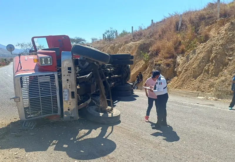 Imagen del camión cargado con tanques de gas que volcó en la Cuesta de Ocotlán de Morelos, dejando a dos personas con lesiones.