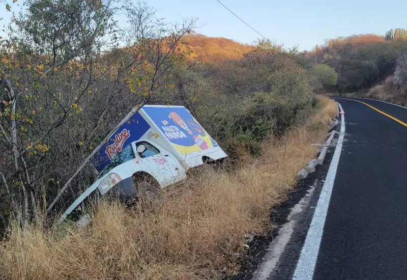 Una camioneta yace volcada sobre una carretera de la región Mixteca, mostrando los cuantiosos daños materiales que sufrió tras el percance vehicular.