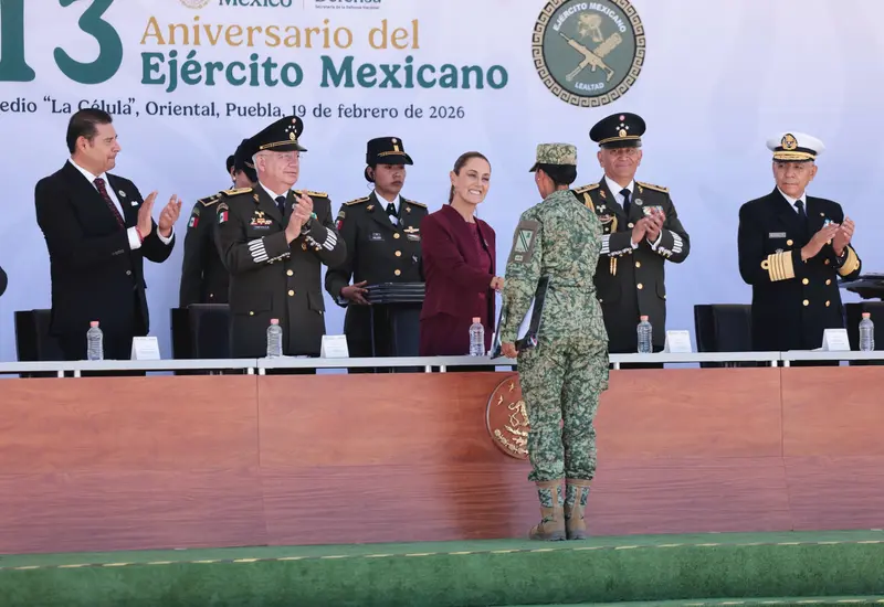 Claudia Sheinbaum honra a quienes defienden México en tierra, aire y mar.