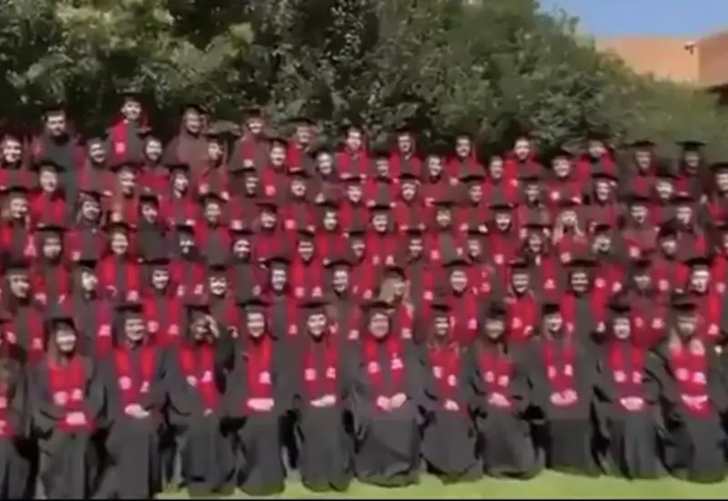 Graduación termina en susto: templete cae en la Ibero.