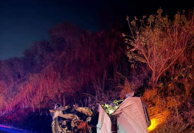 Camioneta tipo Urvan implicada en el accidente registrado la noche del martes.