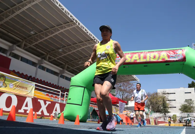 La corredora Alejandra Navarro participa en la carrera de 24 horas en la pista, un evento benéfico para la lucha contra el cáncer infantil.