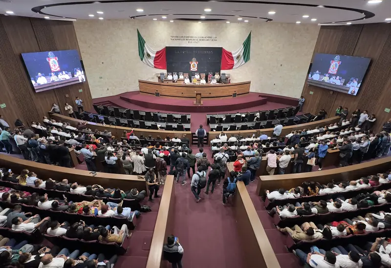 Alumnos en una escuela de Oaxaca, una imagen que ilustra el contraste entre el avance en matrícula y las carencias en las aulas.