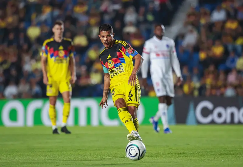Jugadores del Club América se enfrentan al Olimpia de Honduras durante el partido que resultó en un empate sin goles para ambos equipos.