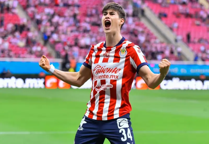 Armando 'Hormiga' González, delantero de las Chivas, busca hacer historia y convertirse en el campeón de goleo individual del torneo.