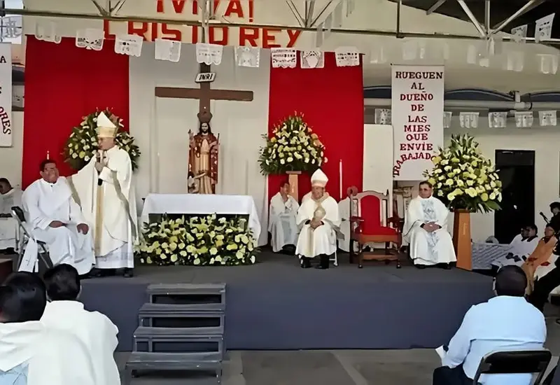 El Arzobispo, conocido como el mitrado, se dirige a los seminaristas para alentarlos a perseverar en la vocación sacerdotal y consagrar su vida a Dios.