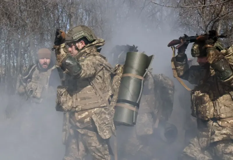 El cielo de Kiev se ilumina por las explosiones de un masivo ataque ruso con misiles y drones contra la infraestructura energética.