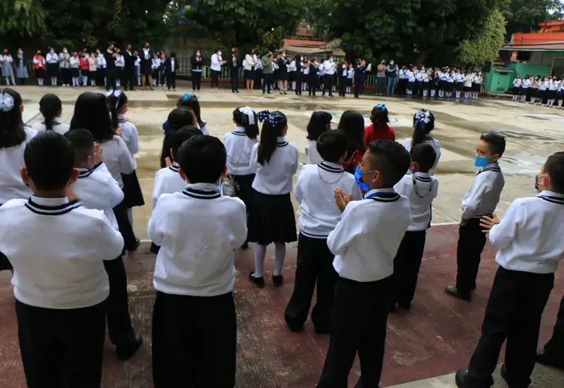 Imagen conceptual sobre el programa de becas de la SEP, que busca combatir la deserción escolar por motivos económicos en los estudiantes.