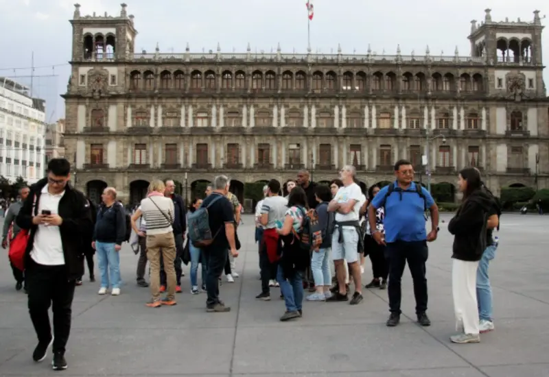 Gráfica que muestra el crecimiento del 0.4% del Producto Interno Bruto turístico en México durante el tercer trimestre de 2025, según datos del Inegi.