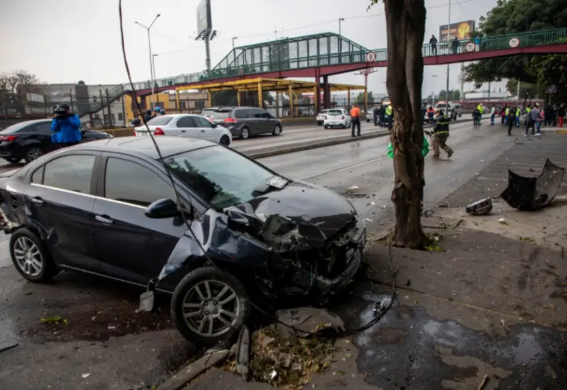 Gráfica que muestra el aumento de casi 2 millones en siniestros de seguros de vida y autos en los últimos diez años, según AMIS.