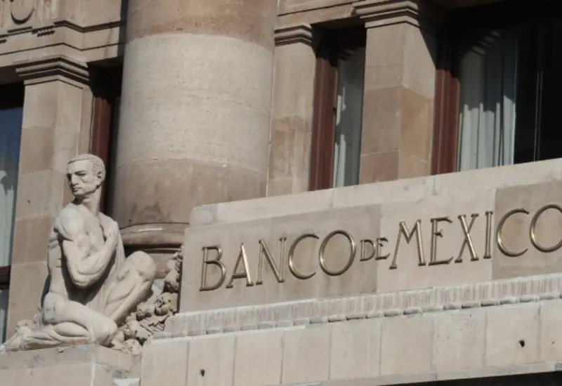 El Banco de México decidió congelar la tasa de interés, interrumpiendo una racha de 12 recortes consecutivos para enfrentar la presión inflacionaria.