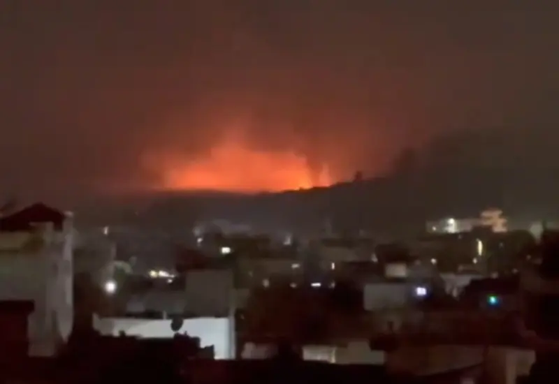 Imagen de las explosiones reportadas en las provincias afganas de Kabul, Kandahar y Paktia, tras los bombardeos lanzados por Pakistán.