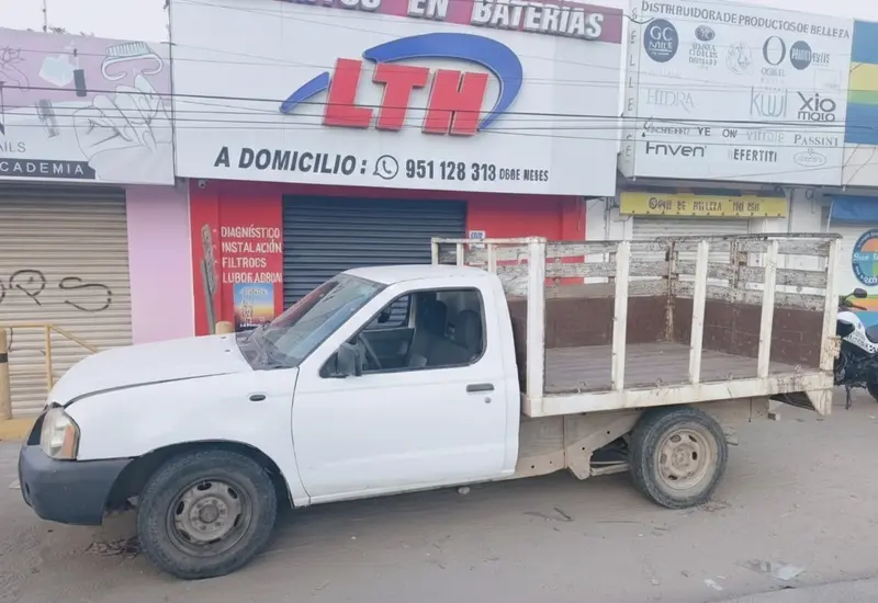 La camioneta con reporte de robo que fue recuperada por las autoridades, ahora a disposición del Ministerio Público para las investigaciones.