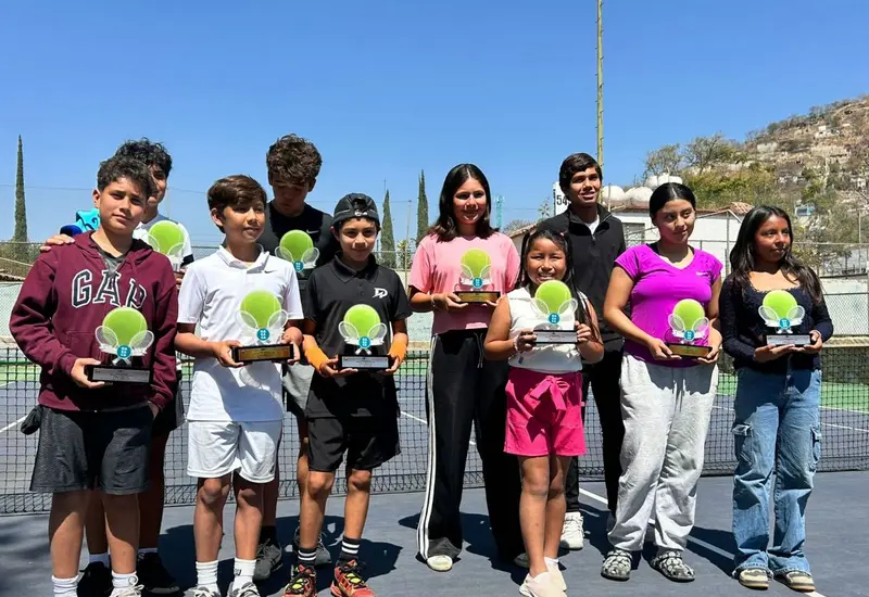 Los campeones y finalistas del torneo Regional de Tenis posan juntos para una foto de grupo tras la ceremonia de premiación del evento deportivo.