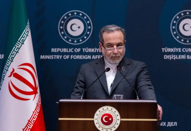 El canciller iraní, Araqchi, durante una declaración oficial sobre la política de enriquecimiento de uranio de su país.