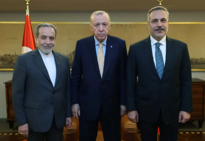 Los cancilleres de Irán y Turquía junto al presidente Recep Tayyip Erdogan, momentos antes de su reunión diplomática en Estambul.