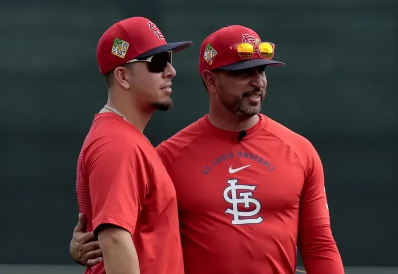 El beisbolista mexicano Ramón Urías es presentado como nuevo jugador de los Cardenales de San Luis tras firmar su contrato con el equipo.