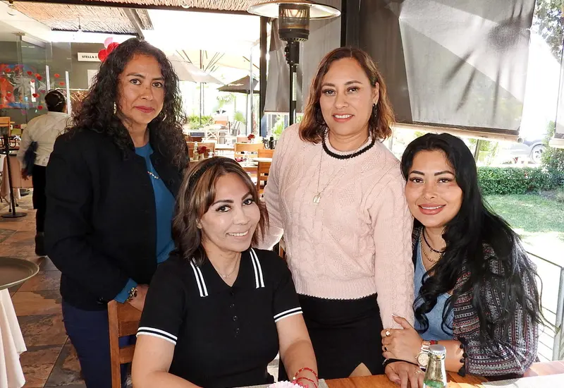Cecilia Guadalupe Arreola Solis celebra su cumpleaños en compañía de sus hermanas Norma, Juani y su hija Amy Navarrete durante un festejo familiar.