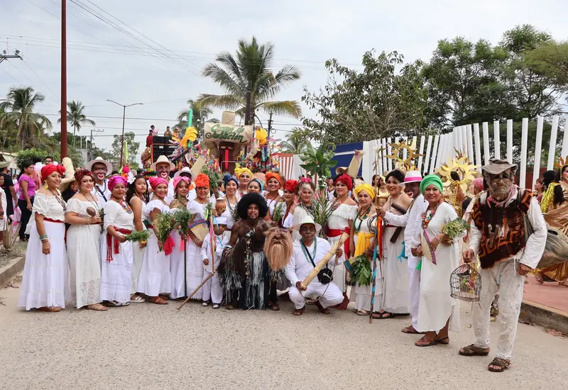Participantes del Carnaval Putleco desfilan con trajes coloridos durante las celebraciones finales de esta tradicional festividad en el estado de Oaxaca.