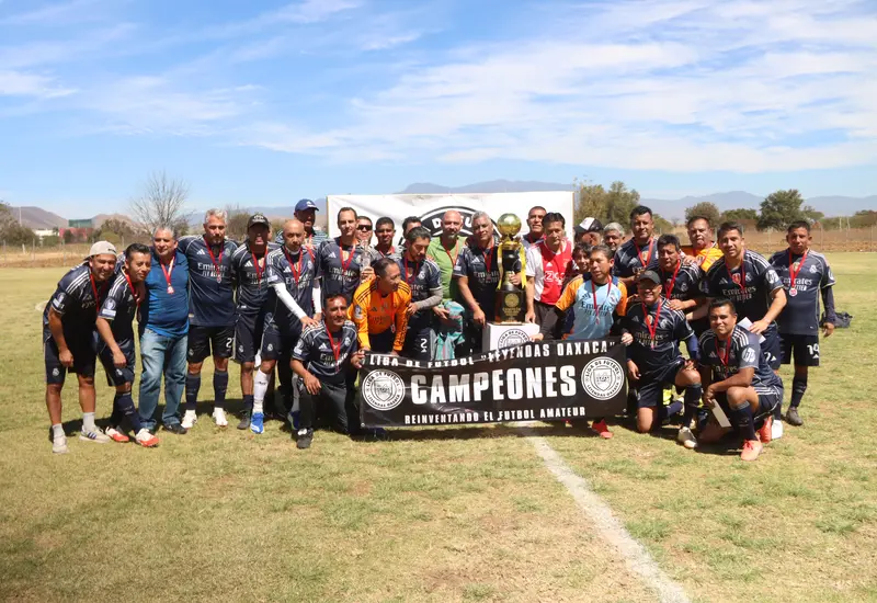 El equipo de futbol Cementerito celebra su tricampeonato al ganar la final de la categoría bronce en la Liga de Leyendas Oaxaca.