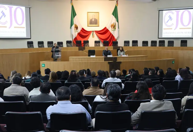 Ceremonia oficial donde el Poder Judicial del Estado entrega certificados de especialidad a un grupo de profesionales del derecho.