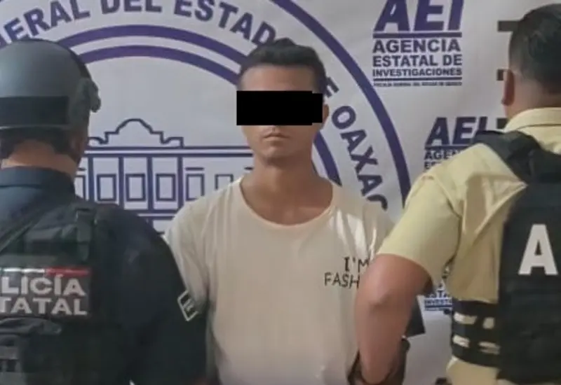 César Antonio, identificado como presunto sicario, es presentado tras su detención por un crimen cometido en el municipio de Pinotepa Nacional.