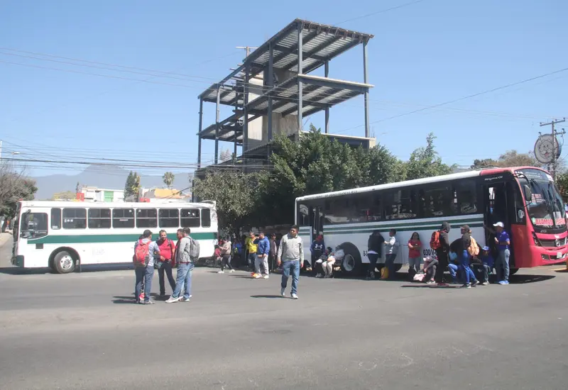 Ciudadanos oaxaqueños resultan afectados por los bloqueos viales que interrumpen la vida cotidiana y el tráfico en la ciudad.