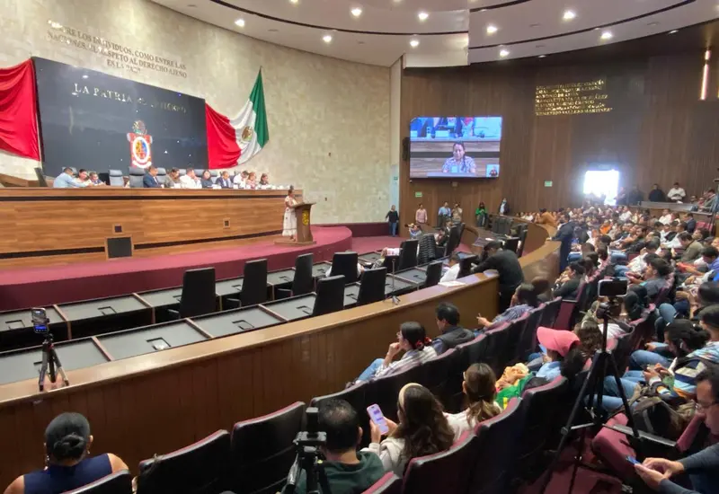 Funcionarios públicos durante una comparecencia oficial donde se discuten las inversiones y pendientes en materia de infraestructura, educación y desarrollo regional.