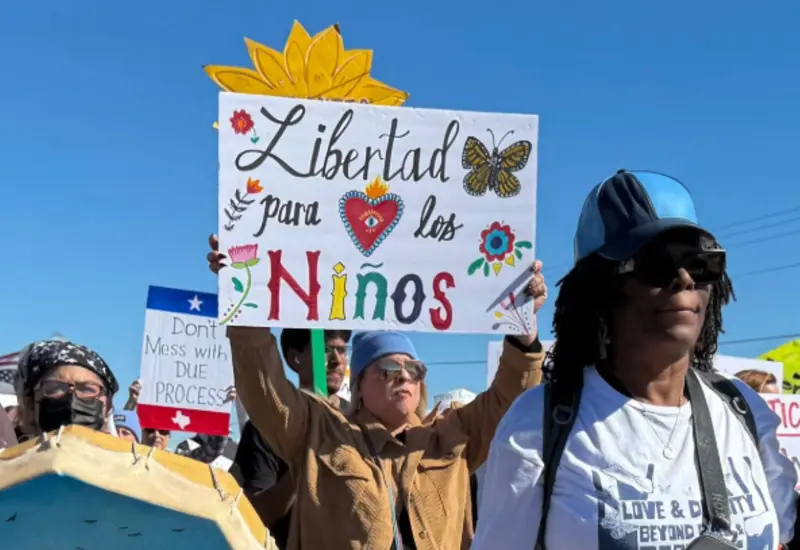 Migrantes en un centro de detención en Texas, donde se denuncian condiciones insalubres como encierro, enfermedades y mala alimentación.
