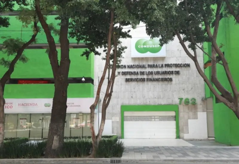 Imagen que ilustra el aumento de quejas ante la Condusef por cobranza agresiva, donde las amenazas y cobros a no deudores son los principales reclamos.