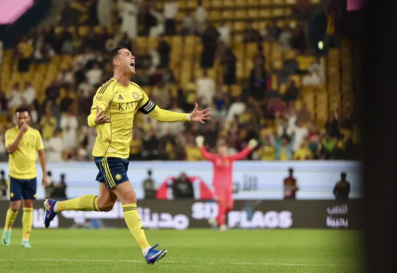 El futbolista Cristiano Ronaldo celebra un gol, parte de su récord de 964 en su carrera y de los 500 que anotó tras cumplir 30 años.