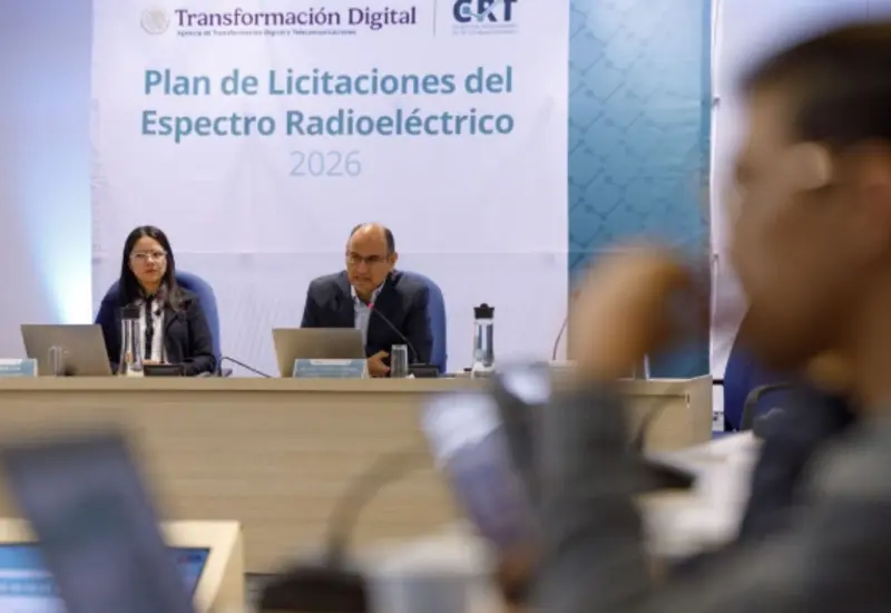 Representantes de la CRT presentan el Plan de Licitaciones del Espectro Radioeléctrico para mejorar la conectividad en Veracruz.