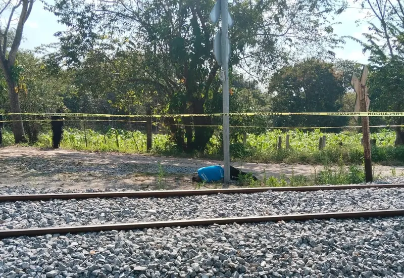 El cuerpo sin vida del comerciante que fue levantado y asesinado, hallado a un costado de las vías del tren por las autoridades.