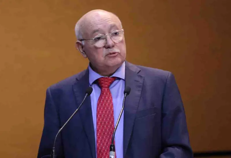 Retrato oficial de David Colmenares Páramo, el auditor superior de la Federación, figura central en la fiscalización para el desarrollo de México.