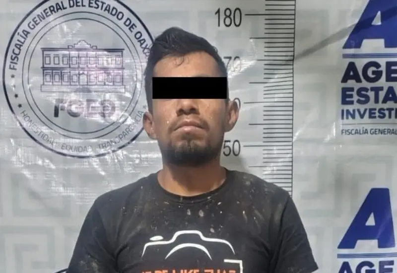 David Noel es presentado por las autoridades tras su detención, al ser acusado por el presunto robo de una motocicleta.