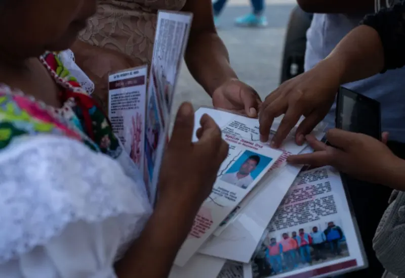 Una persona indígena en un contexto que ilustra la necesidad de una defensa intercultural y de intérpretes en el sistema judicial mexicano.
