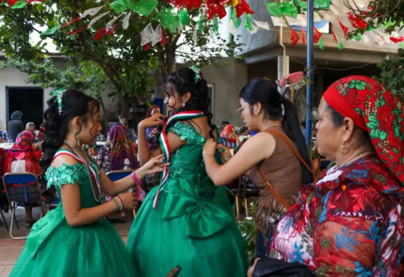 Mujeres indígenas, quienes según un reporte del Inegi, registran el mayor rezago educativo en México debido a una fuerte desigualdad.