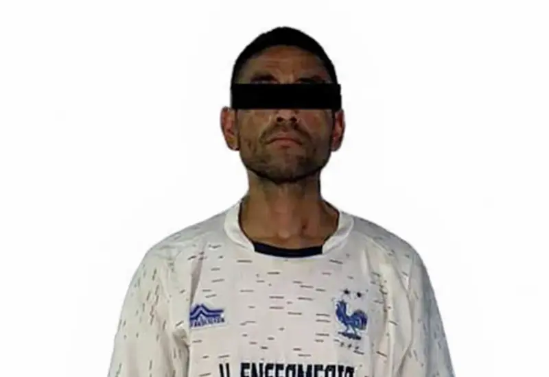 Un hombre detenido, presunto narcomenudista, es presentado por las autoridades al ser investigado por una serie de robos en la ciudad.