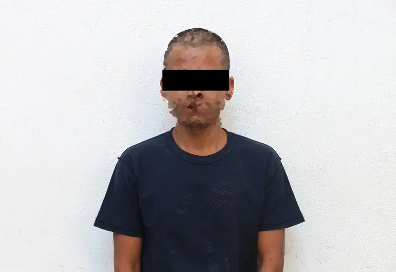 Las dos personas detenidas por el presunto delito de robo con violencia, quienes quedaron a disposición del Ministerio Público para su proceso legal.
