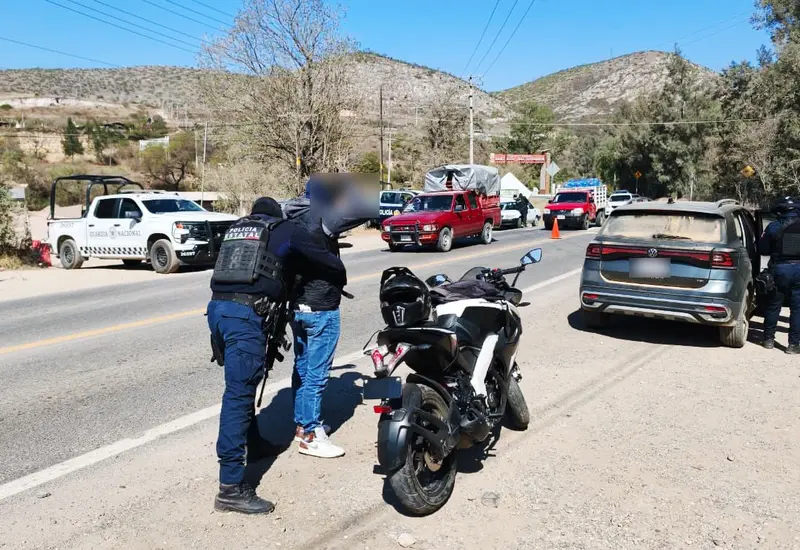 Fotografía de archivo que muestra a la Policía Estatal realizando la detención de un líder sindical y sus cuatro escoltas armados.